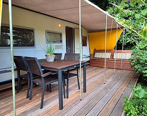 Terras van Huisje in Broek in Waterland, vakantieaccommodatie met zitgedeelte, Amsterdam eo, Noord-Holland.