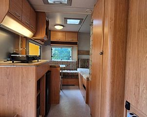 Keuken en zithoek in Huisje in Broek in Waterland, sfeervol vakantiehuis, Amsterdam eo, Noord-Holland.