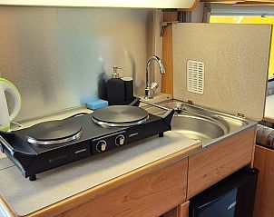 Moderne keuken in Huisje in Broek in Waterland, vakantieaccommodatie in Amsterdam eo, Noord-Holland.