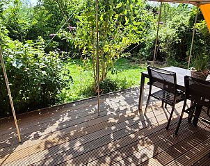 Zonnig terras van Huisje in Broek in Waterland, vakantiehuis met uitzicht op tuin, Amsterdam eo, Noord-Holland.