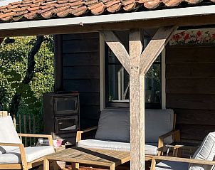 Comfortabele zithoek op de veranda van Vakantiehuis in Broek in Waterland, Amsterdam eo, Noord-Holland.