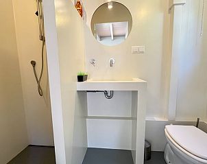 Strakke badkamer in Vakantiehuis in Broek in Waterland, Amsterdam eo, Noord-Holland.