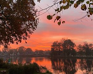 Adembenemende zonsondergang bij Vakantiehuis in Broek in Waterland, Amsterdam eo, Noord-Holland.