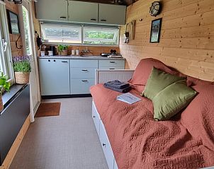 Binnenruimte van vakantiehuis in Broek in Waterland met uitzicht op natuur.