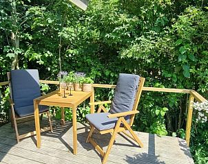 Zonnig terras in vakantiehuis in Broek in Waterland, Noord-Holland.