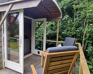 Entree van vakantieaccommodatie in Broek in Waterland met uitnodigend terras.