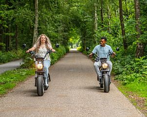 Genieten van een scootertocht door het bos nabij Vakantiehuis Glampingtent 4 in Amstelveen.