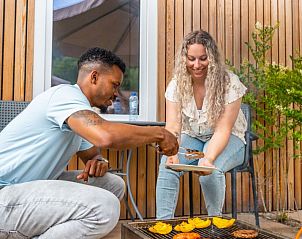 Barbecuen op het terras van Vakantiehuis Glampingtent 4 in Amstelveen, Amsterdam eo.