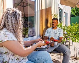Ontbijten op het terras van Vakantiehuis Glampingtent 4 in Amstelveen, met uitzicht op de natuur.