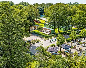 Gezellige buitenruimte van Vakantiehuis Glampingtent 4 in Amstelveen, ideaal voor ontspanning.