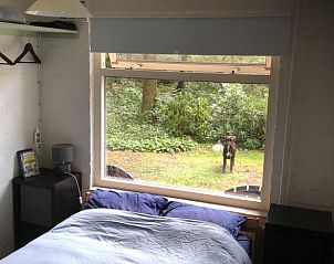Slaapkamer in Huisje in Nutter, vakantiehuis in Nutter, Twente, met uitzicht op de tuin.