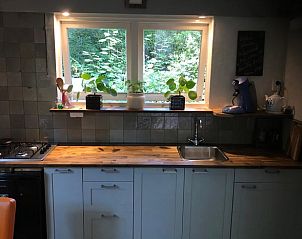 Moderne keuken in Huisje in Nutter, vakantiehuis in Nutter, Twente, met uitzicht op de natuur.