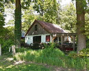 Gezellig vakantiehuis in Nutter, Twente, verscholen tussen weelderige groene bomen in Overijssel.