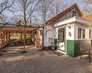 Ruim terras van Vakantiehuis in Nutter, Twente, met comfortabele zithoek en natuurlijke omgeving.