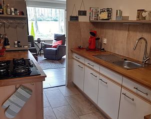 Moderne keuken met uitzicht op de tuin in Vakantiehuis in Nutter, Twente, Overijssel.