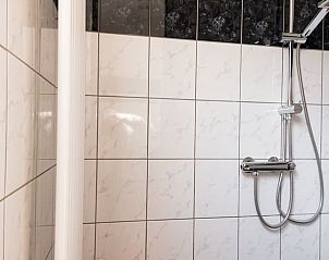 Stijlvolle badkamer met moderne douche in Vakantiehuis in Nutter, Twente, Overijssel.