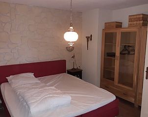 Sfeervolle slaapkamer met comfortabel bed in Vakantiehuis in Nutter, Twente, voor een goede nachtrust.