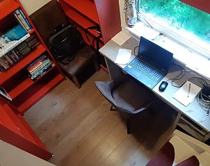 Werkruimte met bureau en laptop in Vakantiehuis in Nutter, Twente, voor productieve momenten.