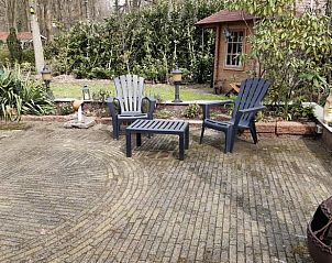 Terras met comfortabele stoelen in de tuin van Vakantiehuis in Nutter, Twente, Overijssel.