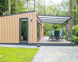Terras van Huisje in Nutter, vakantieverblijf in Nutter, Twente, biedt ontspanning te midden van de natuur.