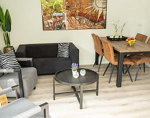 Gezellige woonkamer van Huisje in Nutter, vakantiehuis in Twente, met moderne inrichting en eetruimte.