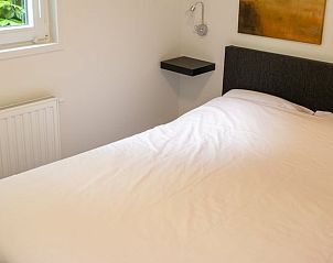 Hoofdslaapkamer van Huisje in Nutter, vakantiehuis in Twente, met comfortabel bed en veel natuurlijk licht.