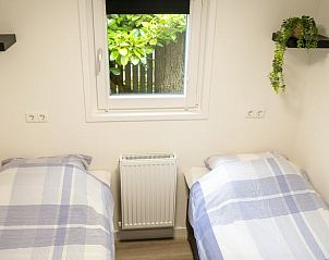 Tweede slaapkamer van Huisje in Nutter, vakantiewoning in Nutter, met twee eenpersoonsbedden en uitzicht op de tuin.