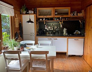 Gezellige keuken in Huisje in Nutter, een vakantiehuis in Twente, Overijssel, met houten interieur en uitzicht op de groene omgeving.