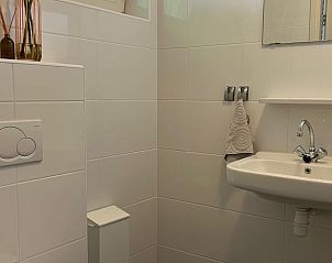 Vakantiehuis in Nutter, moderne badkamer met witte tegels in vakantiehuis Twente, Overijssel.