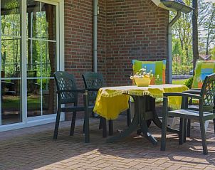 Zonnig terras met tuinmeubilair bij Vakantiehuisje in Nutter, Twente, voor een ontspannen vakantie in Overijssel.