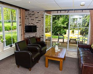 Gezellige woonkamer in Vakantiehuisje in Nutter, Twente, met uitzicht op de tuin in Overijssel.