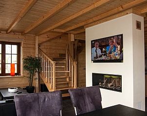 Gezellige woonkamer in Huisje in Den Ham, Twente met houten interieur en moderne voorzieningen, ideaal vakantiehuis in Overijssel.