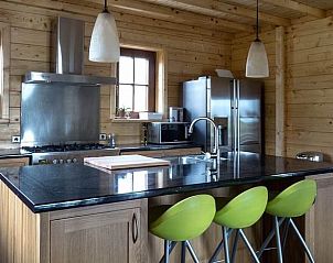 Moderne keuken in Huisje in Den Ham, vakantiehuis in Den Ham, Twente. Geniet van comfort en stijl in een houten interieur.