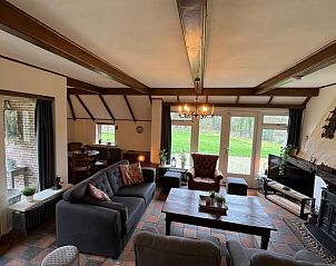 Lichte woonkamer van Vakantiehuis in Den Ham, met comfortabele zithoek.