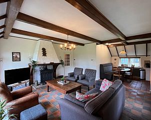 Stijlvolle woonkamer met open haard in Vakantiehuis in Den Ham, Overijssel.