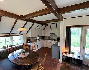 Moderne keuken in Vakantiehuis in Den Ham, compleet met eethoek.