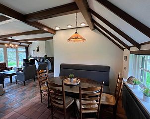 Eetkamer met houten tafel in Vakantiehuis in Den Ham, Twente, Overijssel.