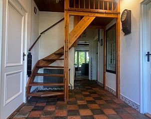 Houten trap en gang in Vakantiehuis in Den Ham, met toegang tot kamers.