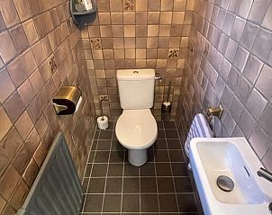 Compacte badkamer in Vakantiehuis in Den Ham, Twente, met tegelwerk.