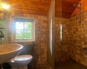 Stijlvolle doucheruimte in Vakantiehuis in Den Ham, met moderne afwerking.