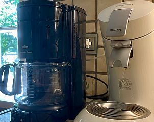 Koffiezetapparaten in de keuken van Vakantiehuis in Den Ham, Overijssel.