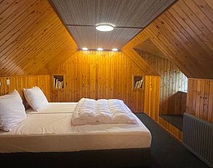 Knusse zolderkamer in Vakantiehuis in Den Ham, met houten afwerking.