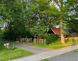 Toegangspad naar Vakantiehuis in Den Ham, gelegen in groene omgeving.