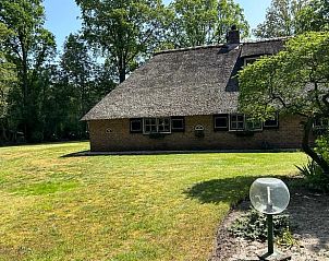 Zonnige tuin bij Vakantiehuis in Den Ham, ideaal voor buitenactiviteiten.