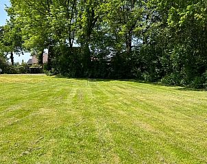 Ruime grasvelden rondom Vakantiehuis in Den Ham, perfect voor ontspanning.