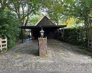 Overdekte parkeerplaats bij Vakantiehuis in Den Ham, Twente, Overijssel.