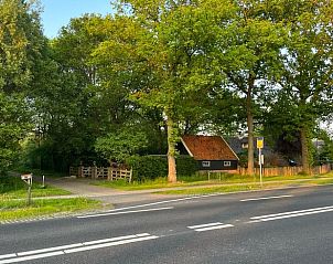 Toegangsweg naar Vakantiehuis in Den Ham, gelegen aan rustige weg.