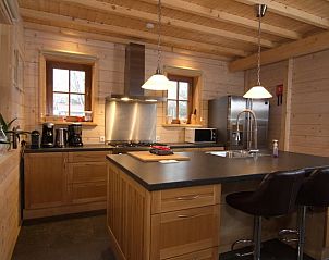 Moderne keuken in Vakantiehuis in Den Ham, Twente, Overijssel met houten interieur.