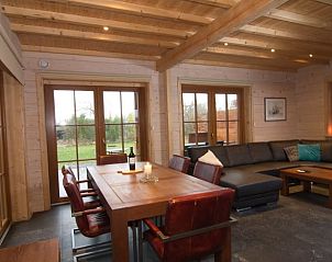 Eetkamer in Vakantiehuis in Den Ham, Twente, Overijssel met uitzicht op de tuin.