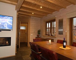 Eettafel en open haard in Vakantiehuis in Den Ham, Twente, Overijssel.